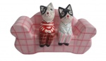 Belo e gracioso casal de gatos no sofá, esculpido em bloco de madeira. Medida  8,5x12cm.