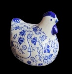 Linda galinha em porcelana de origem oriental, ricamente policromada e decorada com florais em tons branco e azul. Medidas 19x15 cm.