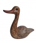 Grande pato esculpido em bloco de madeira de origem oriental. Medida 12x32cm.