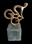 Escultura de ciclista fazendo manobra radical. Medida total com base 21 cm de altura.