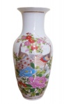 Vaso em porcelana oriental, com policromia dourada, adornado com florais e aves. Medidas 25 cm.