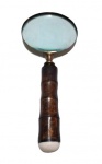 Belíssima lupa em metal estilo envelhecido com rico cabo trabalhado na forma de madeira.