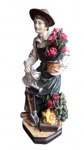 Linda e delicada escultura em resina, " Jardineiro com Flores e Ferramentas." Medidas 23 cm.