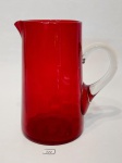 (NP2)122-ANTIGA JARRA EM VIDRO DE TOM  VERM COM ALÇA TRANSLÚCIDA E INCOLOR. MEDIDA: 8,5 CM D X 19 CM