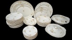 JOHNSON BROS - Antigo conjunto de aparelho de jantar, em porcelana inglesa, em tom creme, com decora