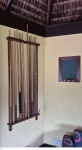 Porta tacos em madeira para fixação em parede acompanha Quadro de giz medindo 48 cm por 39 cm e 8 tacos alguns demandando manutenção e reparos, medindo 135 cm por 63 cm por 10 cm.