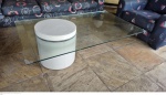 Chicô Goveia mesa de centro escultural, pé em coluna cilindrica em concreto medindo 40 cm de diâmetro e tampo de cristal em Balanço, peça projetada para residência da família, medindo 37cm de altura por 74 cm por 129 cm, bom estado de conservação, retirada em local térreo em condominio na Av das Américas altura do Riviera del Fiori.