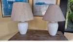 Par de abajours em cerâmica vitrificada de branco com cúpulas em modelos diferentes medindo 45  cm de altura por 23 cm de diâmetro e com as cúpulas 73 cm de altura por 50 cm de diâmetro, cúpulas no estado, retirada em local térreo em condominio na Av das Américas altura do Riviera del Fiori.
