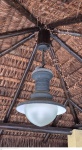 Antiga luminária padrão light completa medindo 80 cm de altura por 47 cm de diâmetro com cúpula original. retirada em local térreo em condominio na Av das Américas altura do Riviera del Fiori.