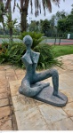 Lena escultura em cimento  medindo 90 cm de altura por 80 cm por 70 cm assinada na base retirada em local térreo em condominio na Av das Américas altura do Riviera del Fiori.