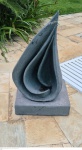 Lena escultura em cimento  medindo 65 cm de altura por 35 cm por 30 cm pequena falta na parte superior, retirada em local térreo em condominio na Av das Américas altura do Riviera del Fiori.