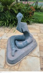 Lena escultura em cimento  medindo 65 cm de altura por 76 cm por 60 cm retirada em local térreo em condominio na Av das Américas altura do Riviera del Fiori.
