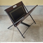 Antigo revisteiro em madeira revestido de couro medindo 47 cm de altura por 53 cm por 45 cm, retirada em local térreo em condominio na Av das Américas altura do Riviera del Fiori.