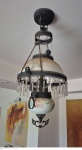 Luminária em metal "Candieiro medindo 90 cm de altura por 42 cm de diametro, apresenta pequenas faltas nos arremates, retirada em local térreo em condominio na Av das Américas altura do Riviera del Fiori.
