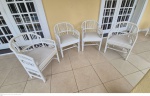 Conunto com quatro poltronas da renomada empresa de Moveis "Museum" em madeira nobre pintadas de branco medindo 81 cm de altura no encosto por 55 cm por 53 cm, minimos sinais do tempo na pintura, retirada em local térreo em condominio na Av das Américas altura do Riviera del Fiori.