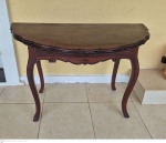 Console reversivel em mesa redonda em aglomerado folheado e madeira entalhada medindo fechada 70 cm de altura por 120 cm por 60 cm e total aberta 120 cm de diametro.apresenta sinais de uso no folheado, retirada em local térreo em condominio na Av das Américas altura do Riviera del Fiori.