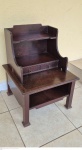 Mesa de apoio em madeira nobre dois estágios e duas gavetinhas, medindo 60 cm de altura por 50 cm por 50 cm. apresenta falta em uma das laterais visivel na foto.extra, retirada em local térreo em condominio na Av das Américas altura do Riviera del Fiori.