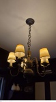 Lustre em metal amarelo necessitando limpeza medindo 100 cm de altura por 50 cm de diametro, retirada em local térreo em condominio na Av das Américas altura do Riviera del Fiori.