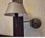 Aplique em metal amarelo para duas luzes necessitando limpeza medindo 30 cm de altura por 35 cm por 30 cm, retirada em local térreo em condominio na Av das Américas altura do Riviera del Fiori.