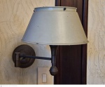 Aplique em metal amarelo para duas luzes necessitando limpeza medindo 30 cm de altura por 35 cm por 30 cm, retirada em local térreo em condominio na Av das Américas altura do Riviera del Fiori.