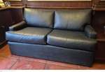 Sofá moderno de dois lugares revestido em couro sintético negro medindo 85 cm de altura no encosto por 155 cm por 98 cm, bom estado de conservaçao, retirada em local térreo em condominio na Av das Américas altura do Riviera del Fiori.