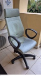 Cadeira de escritório revestida em couro sint´tico, medindo 120 cm de altura no encosto por 60 cm por 60 cm, apresenta desgastes visiveis nas fotos extras, retirada em local térreo em condominio na Av das Américas altura do Riviera del Fiori.
