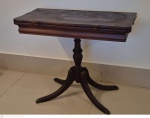Console reversivel em mesa quadrada tampo em compensado folheado e encabeçado em madeira entalhada medindo fechada 74 cm de altura por 90 cm por 45 cm e total aberta 90 cm por 90 cm, retirada em local térreo em condominio na Av das Américas altura do Riviera del Fiori.