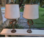 Par de abajours em ferro forma de esfera armilar medindo 90 cm de altura total por 45 cm de diâmetro na cúpula, retirada em local térreo em condominio na Av das Américas altura do Riviera del Fiori.