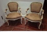 Par de poltronas em madeira nobre patinadas de branco medindo 84 cm de altura no encosto por  60 cm por 60 cm, bom estado de conservaçâo, retirada em local térreo em condominio na Av das Américas altura do Riviera del Fiori.