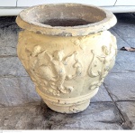 Grande vaso em cimento pintado de branco medindo 58 cm de altura por 60 cm de diâmetro, Vaso vazio necessita retoques de pintura, retirada em local térreo em condominio na Av das Américas altura do Riviera del Fiori.