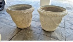 Par de grandes vasos em cimento pintado de branco medindo 50 cm de altura por 60 cm de diâmetro, Vasos vazios necessitan retoques de pintura, retirada em local térreo em condominio na Av das Américas altura do Riviera del Fiori.