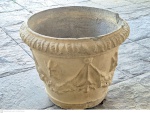 Grandes vaso em cimento pintado de branco medindo 50 cm de altura por 60 cm de diâmetro, Vaso vazio necessitan retoques de pintura e restauro na borda, retirada em local térreo em condominio na Av das Américas altura do Riviera del Fiori.