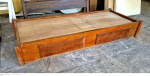 Cama em madeira e compensado com duas gavetas, sinais de desgastes e necessitando consertos medindo 3 cm de altura por 86 cm por 190 cm, retirada em local térreo em condominio na Av das Américas altura do Riviera del Fiori.