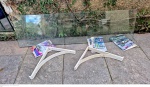 Console de parede desmostado em aluminio pintado e vidro medindo o tampo de vidro 150 cm por 40 cm com quebrado na borda e cantoneiras de aluminio medindo 35 cm por 40 cm, retirada em local térreo em condominio na Av das Américas altura do Riviera del Fiori.