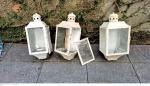 Três antigas luminárias em ferro necessitando repintura e reparos e falta de vidros medindo 50 cm por 20 cm, retirada em local térreo em condominio na Av das Américas altura do Riviera del Fiori.