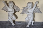 Par de esculturas em bloco de madeira patinados de branco,"Anjos" medindo 62 cm de altura por 56 cm por 45 cm, minimos sinais do tempo retirada em local térreo em condominio na Av das Américas altura do Riviera del Fiori.