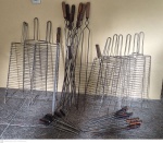 Conjunto de grelhas e espetos para churrasco sendo 6 grelhas duplas med 74 cm por 20 cm,3 grelhas dupls medindo 84 cm por 25 cm,  espetos Grandes, 1 espetos pequenos, chaia e faca e garfo, apresentam sinais de ferrugem,retirada em local térreo em condominio na Av das Américas altura do Riviera del Fiori.