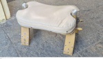 Banqueta dita "Sela de Camelo" medindo 40 cm por 65 cm por 36 cm,