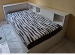 Cama de madeira pintada de branco com estantes laterais medindo 230 cm por 80 cm necessita de restauros, não pode ser enviado pelos correios, retirada em local térreo em condominio na Av das Américas altura do Riviera del Fiori.