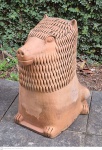 Mestre Nuca escultura em barro cozido medindo52 cm de altura por 30 cm por 26 cm assinado,Nuca é apelido de infância: Nuca de Tracunhaém ou Nuca dos Leões. Leão é o signo de Nuca, ou Manoel Borges da Silva, que nasceu a 5 de agosto de 1937, no engenho Pedra Furada, Nazaré, Mata Norte pernambucana