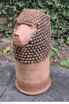 Mestre Nuca escultura em barro cozido medindo 55cm de altura por 55 cm por30 cm assinado, Nuca é apelido de infância: Nuca de Tracunhaém ou Nuca dos Leões. Leão é o signo de Nuca, ou Manoel Borges da Silva, que nasceu a 5 de agosto de 1937, no engenho Pedra Furada, Nazaré, Mata Norte pernambucana
