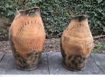 Dois jarros  em barro cozido medindo 55 cm de altura por 38 cm por 32 cm e o outro 52 cm por 34 cm por 28 cm ambos necessitam restauro.