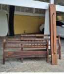 Cama de casal em madeira torneada de madeira nobre sem estrado medindo 95 cm de altura na cabeceira por 153 cm por 240 cm, medida do colchao 200 cm por 148 cm, necessita restauros nos encaixes de montagem. não pode ser enviado pelos correios, retirada em local térreo em condominio na Av das Américas altura do Riviera del Fiori.