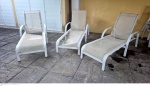 Três espreguiçadeiras em aluminio com pintura eletrostática branca necessita troca da tela de nylon  medindo 185 cm de altura no encosto por 70 cm por 45  cm não pode ser enviado pelos correios, retirada em local térreo em condominio na Av das Américas altura do Riviera del Fiori.