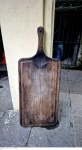 Grande tábua de corte de carnes medindo 110 cm de comprimento na alça por 45 cm por 3,5 cm, não pode ser enviado pelo correio retirada em local térreo em condominio na Av das Américas altura do Riviera del Fiori.