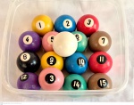 Conjunto de bolas de bilhar, as bolas de boa fatura e em boas condiçoes sómente a bola 13 apresenta falta da marcação 1 e apresenta pequena deformidade..
