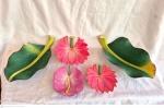 Conunto de servir em madeira policromada sendo duas folhas de bananeira medindo 10 cm de altura por 41 cm por 21 cm uma delas com rachadura, e três folhas coloridas a maior com 25 cm por 24 cm com faltas e a menor 20 cm por 18 cm.