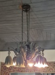 Lustre para seis luzes em ferro batido com cupulas em vidro medindo 83 cm por 57 cm de diámetro. falta uma das cupulas, deve ser desmontado e retirado por transportadora na Rua Piratininga - gávea RJ.