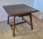 Mesa de apoio, pés em cavalete, gaveta central, tampo com moldura papo de rola,70 x 79 x 80 cm, deve ser desmontado e retirado por transportadora na Rua Piratininga - gávea RJ.