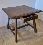 Mesa de apoio, pés em cavalete, gaveta central, tampo com moldura papo de rola,70 x 79 x 80 cm, deve ser desmontado e retirado por transportadora na Rua Piratininga - gávea RJ.